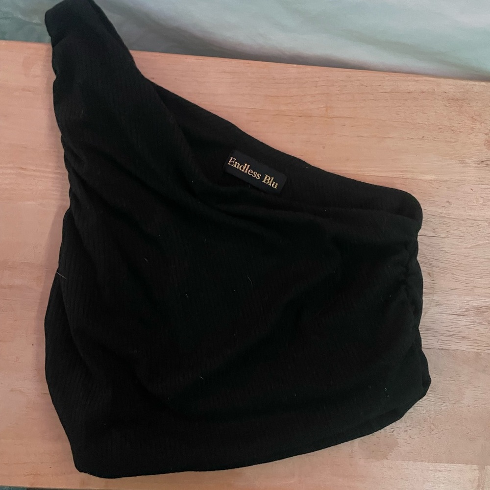One shoulder black crop